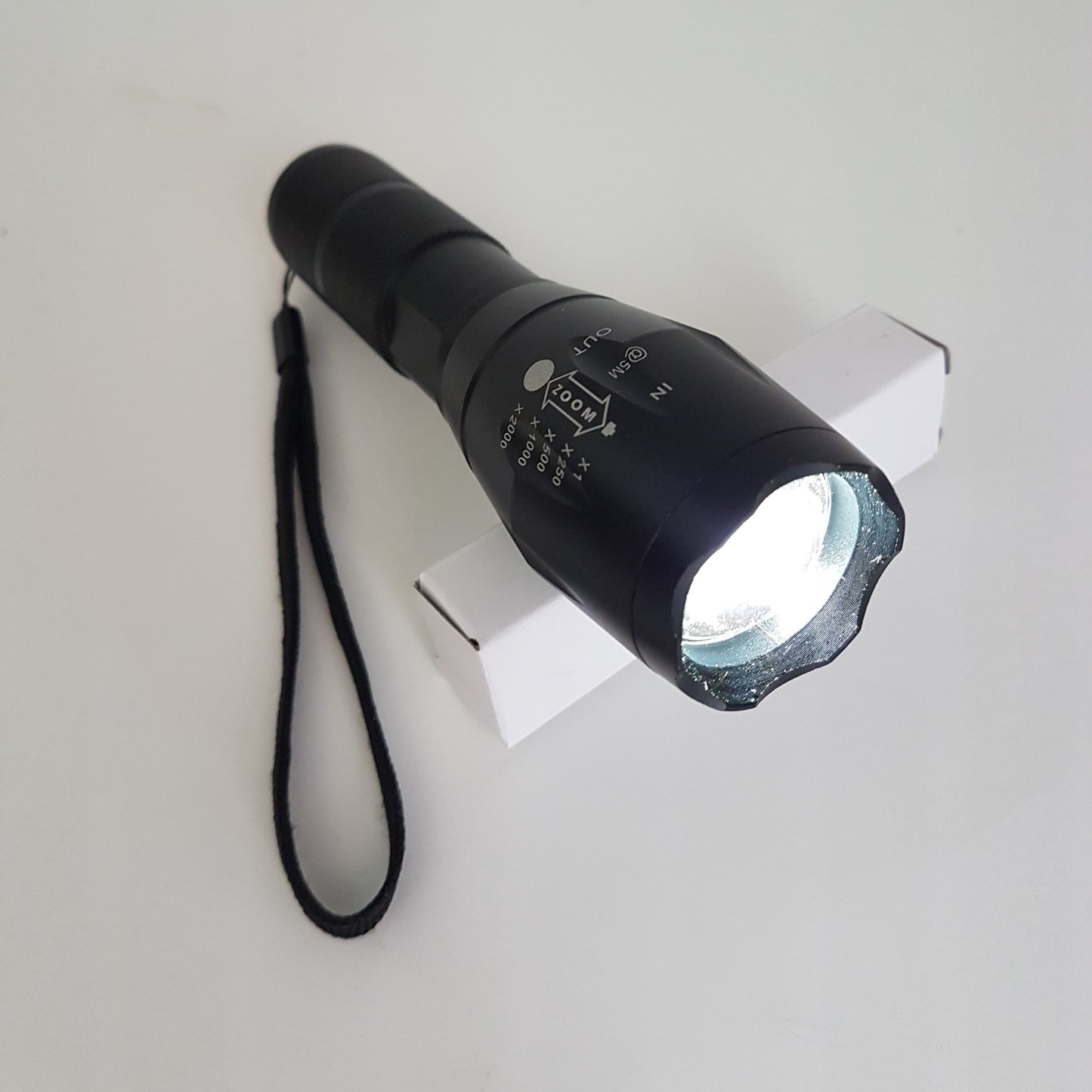 Taktinen Led taskulamppu 10W,