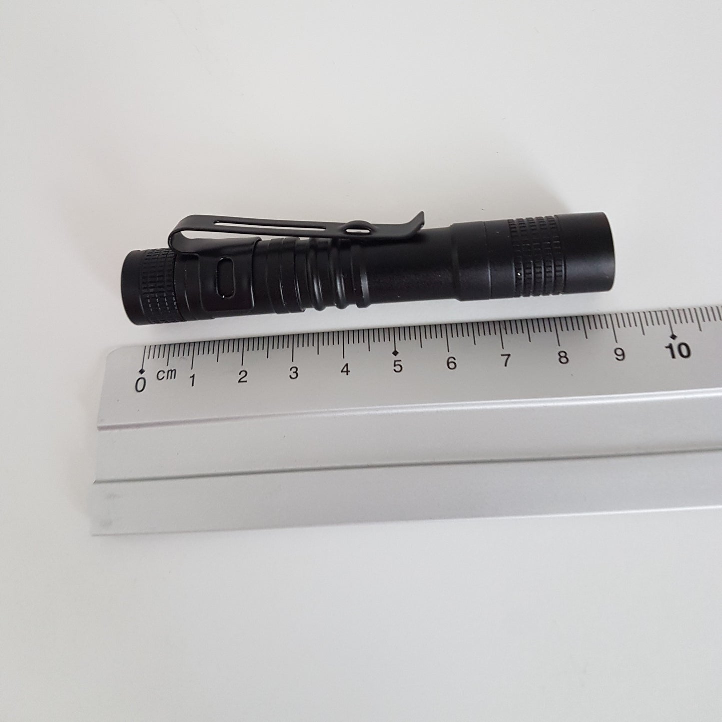 LED-kynälamppu Pituus 9 cm. Toimii yhdellä AAA paristolla(ei sisälly toimitukseen)
