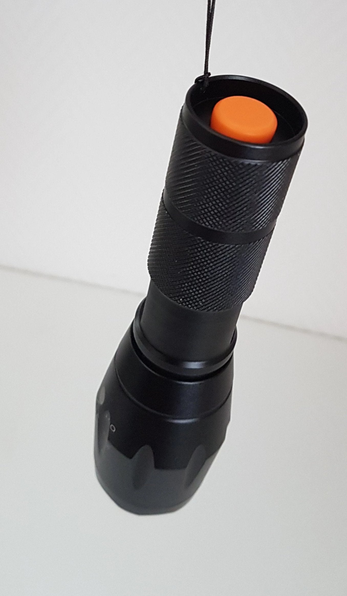 Taktinen Led taskulamppu 10W,